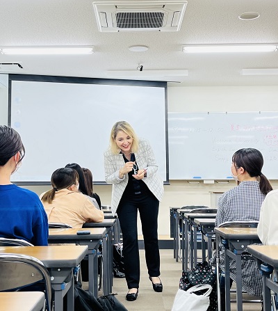 学生一人ひとりと和やかに接するSeppy Masoodiセンター長