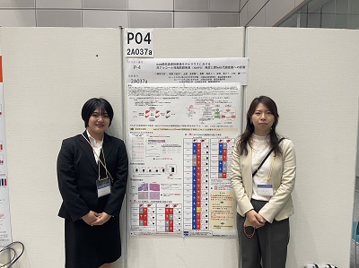 発表ポスターの前で　（左）橘髙さん　（右）安原助手