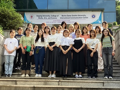 西江大学メディア芸術科学部棟の歓迎バナーとGMLC参加学生