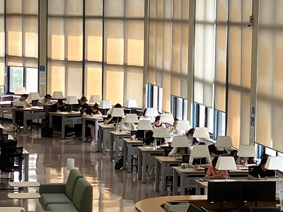 西江大学図書館でクイズに回答する参加学生たち