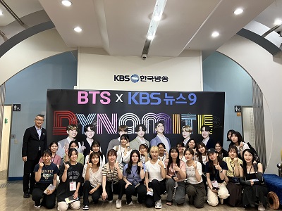 KBS局内に設置されたBTSボード前にて