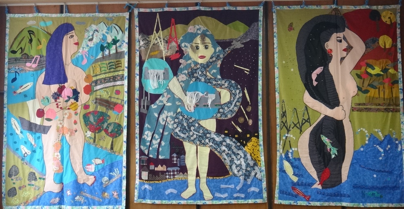 赤磐市立赤坂公民館主催講座「赤坂いきいき女性ゼミナール」（現・プリマベーラ赤坂）の皆さんが制作した布絵による美しい三姉妹