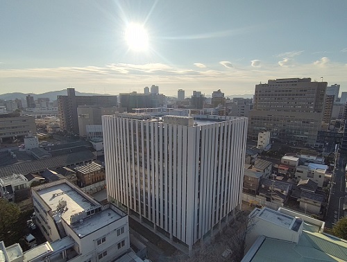 1月23日外観風景　本学既存校舎と調和のとれた白い外観（北西から）