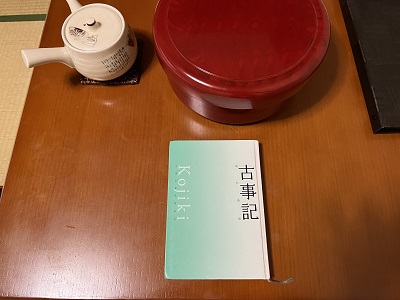 宿泊した「日の出旅館」の部屋にて。さすが伊勢。