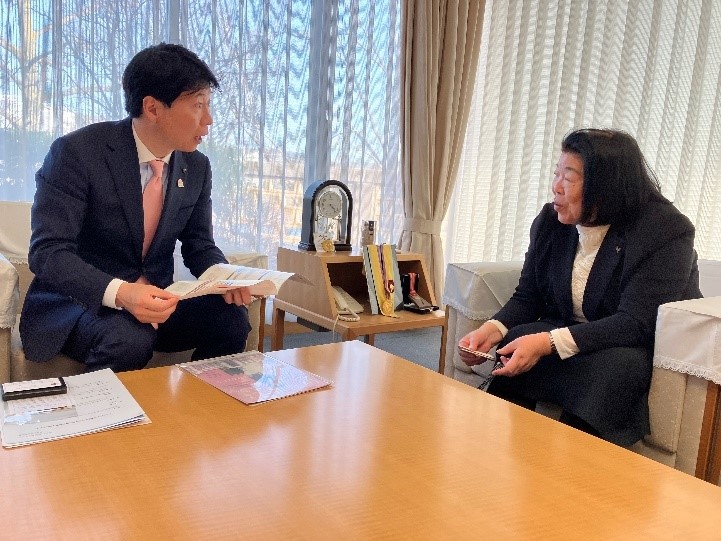 伊原木　隆太　岡山県知事と津田葵　学長（知事室）