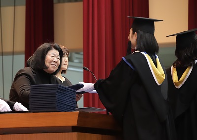 学長から、学位記が一人ひとりに手渡されました