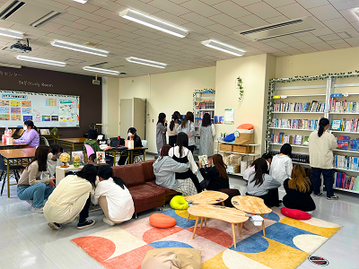 セルフスタディ・ルーム１を見学する様子