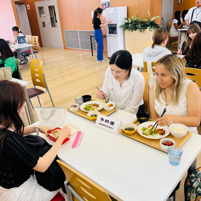 昼食をともにしながらそれぞれの興味関心についてカジュアルな意見交換