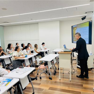 資料館での歴史学習の後、本学の特徴についてのプレゼンテーションを行う