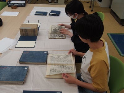 資料の挿し絵を見ている様子