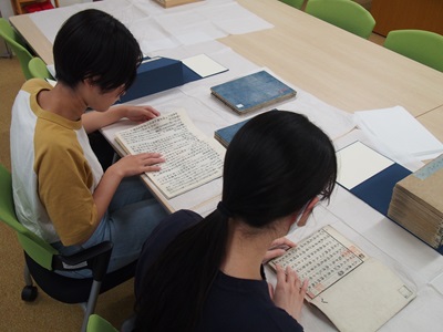 臨書する部分を検討している様子