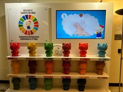 写真3　国連本部の地下 キティちゃんがSDGsとコラボしていました。