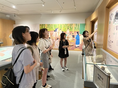 万葉文化館にて阪口由佳先生のご説明を受ける