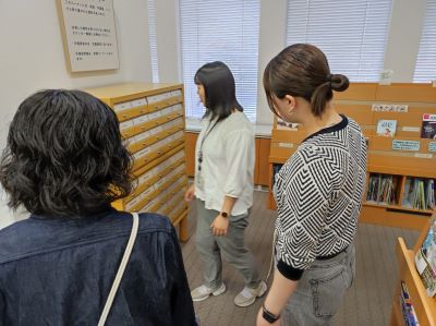 県立図書館では懐かしのカード目録も一部でまだ現役で、学生にとっては新鮮に映るようです。