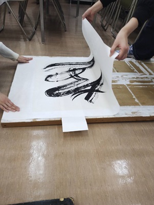 裏打ち作業の様子