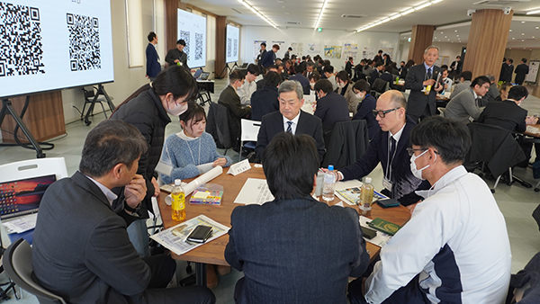 笠岡市の課題について意見交換　（左から3番目が本学学生）