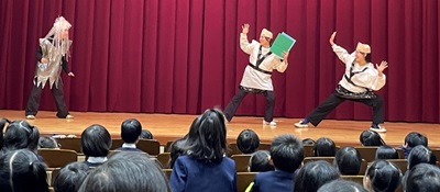 「はやくにげて！」　山姥に追いかけられる場面では、思わず立ち上がって応援してくれました！