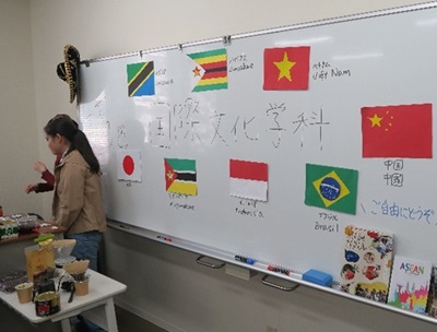 大学祭への出展会場。テーマは「岡山で世界一周旅」