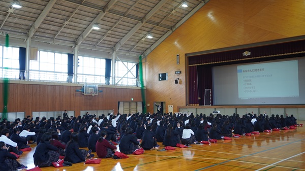 クイズ形式で生徒のみなさんが楽しそうに参加した講演の様子