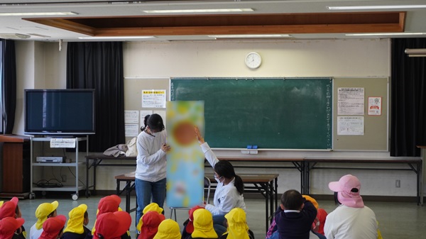 ビッグブックで読み聞かせをするおはなし隊の学生たち