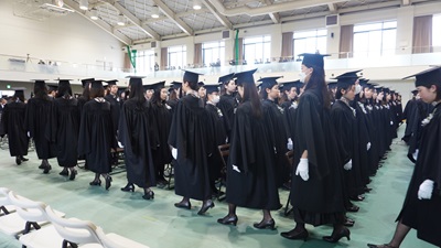 グースステップで入場する学士候補生たち