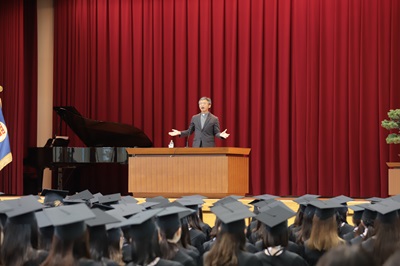 学士候補生を前にご講演されるカトリック片柳弘史神父
