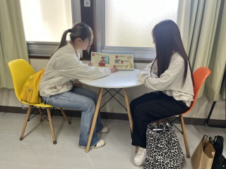 児童学科の学生が絵本の読み聞かせ練習をする様子