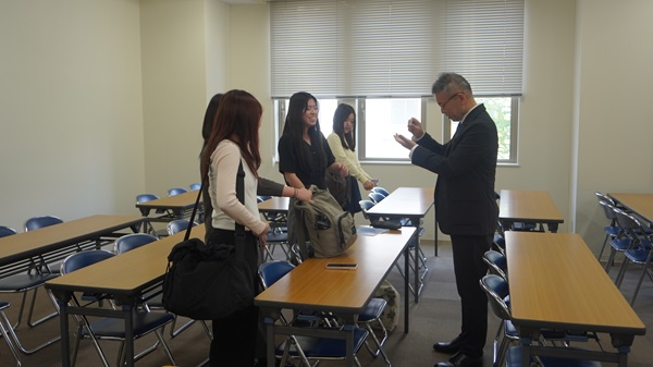 参加学生の質問に応じる金山センター長
