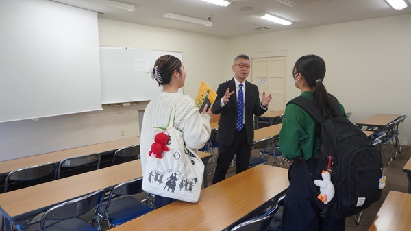 熱心に質問する参加学生たち