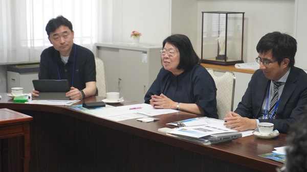 韓国での講演時の様子を語る津田学長