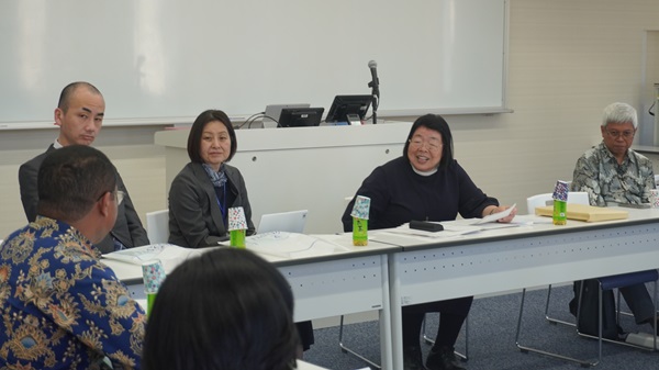 出席者からの質問に応える津田学長（右から２人目）