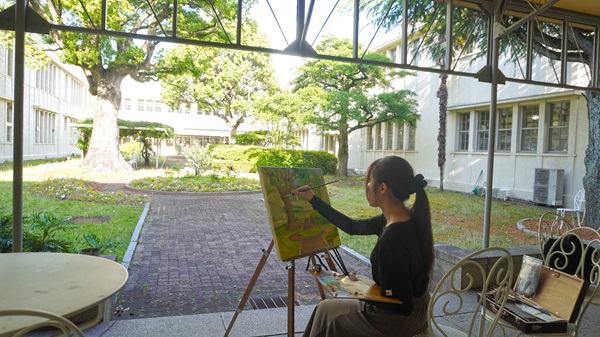 絵画制作に取り組む学生
