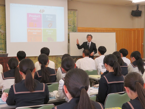 生徒に豊田教授がワークショップを行う様子