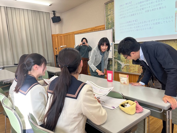 参加生徒と話す教授陣（左から二階堂教授、濱西教授）