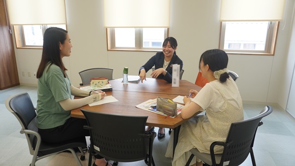 「先輩」と「後輩」が笑いあう和気あいあいとした場面も