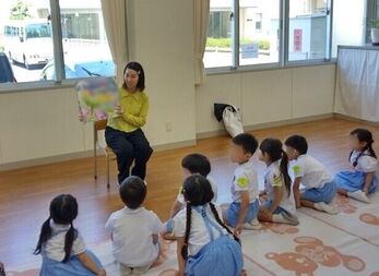 園児たちが興味を持って聞いている様子