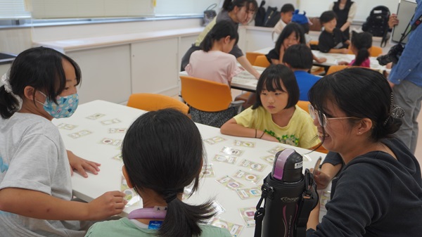 防災カードを使ってどんな栄養があるのかみんなで相談します
