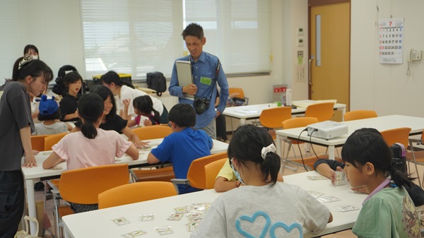 焔硝岩先生も子供たちにアドバイスを送ります