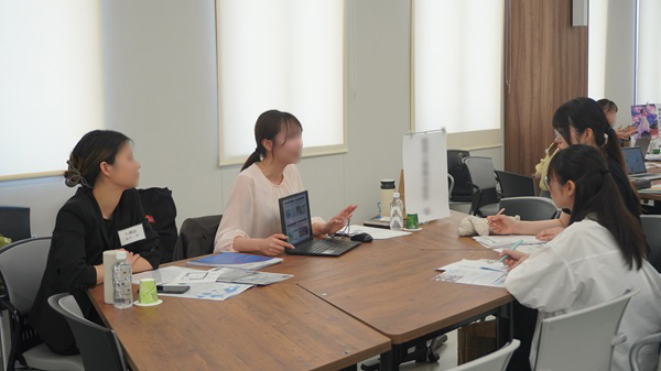 メモを取りながら熱心に話を聞く様子