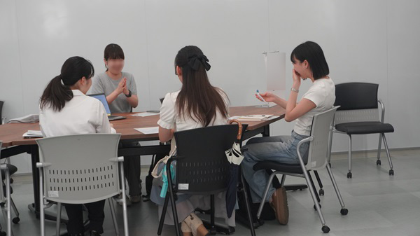 企業・団体の方と学生が近い距離で話し合う様子