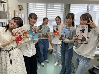 自分の誕生週のThe New Yorkerを手に、笑顔いっぱいの学生たち