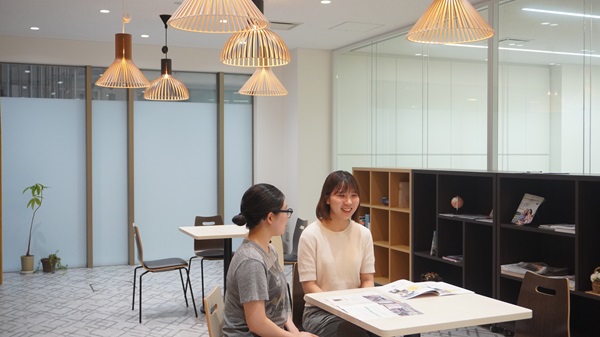 インタビューに応える参加学生１