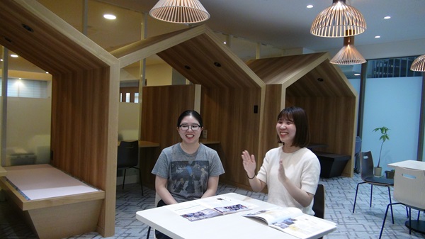 インタビューに応える参加学生２
