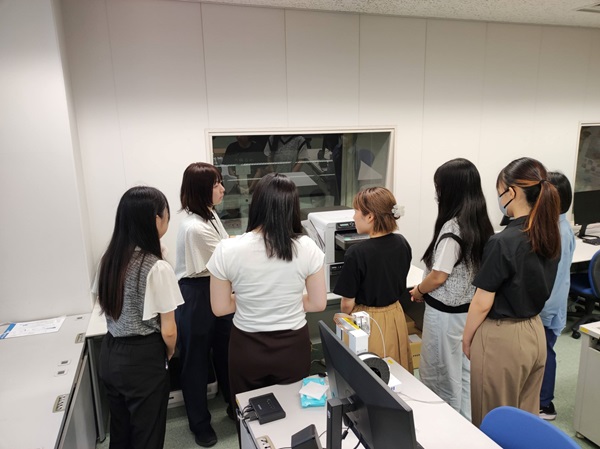 ガーメントプリンターの実機での操作手順を伺いながら、活用法を考えました。