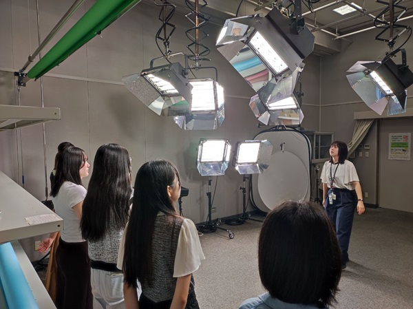 メディア工房のスタジオ設備を見学しています。奥にあるレフ板がいくつもあることも好評だそうです。