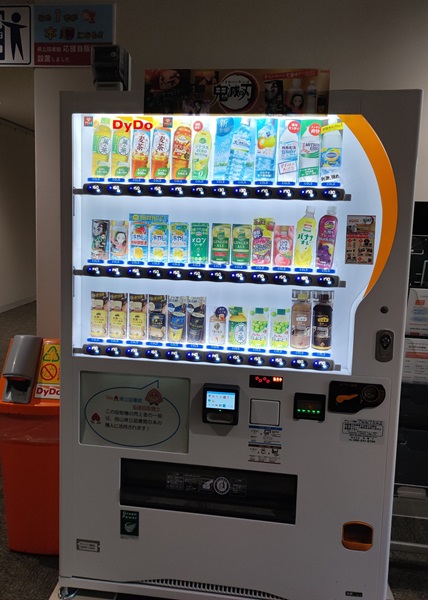 館内の自販機はキャッシュレス対応になっており、学生から「便利！」との感想も出ていました。この自販機の売上の一部は、県立図書館の書籍の購入費として活用されるそうです。