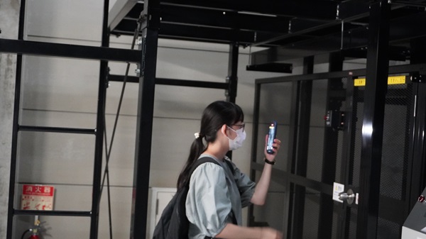 自動搬送の様子を写真に収める履修生