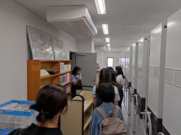 今回は書庫などのバックヤードも案内していただけました。市民の方の意見を取り入れて、館内の配置を変えたところもあるそうです。