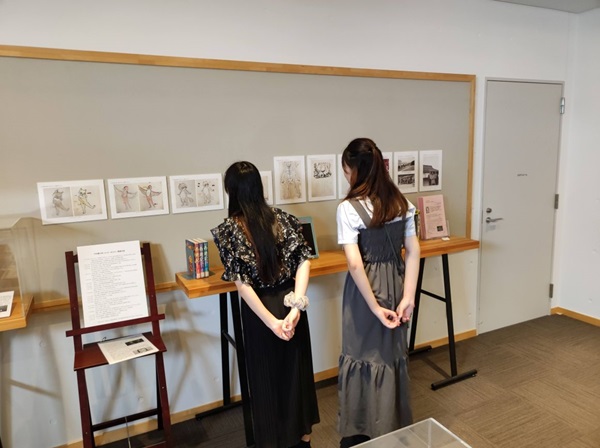 瀬戸内市出身の人形師、竹田喜之助氏に関係する館内の展示を見学しています。人はなぜか、ものを見るときに同じような姿勢になります。