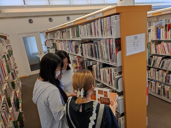 「視察」というとブラブラと見て回るイメージですが、図書館の機能を学ぶ上では、実際に本を探して見ることが重要です。瀬戸内市民図書館では、書架のインデックスの文言一つにも、さまざまな遊び心や工夫があります。